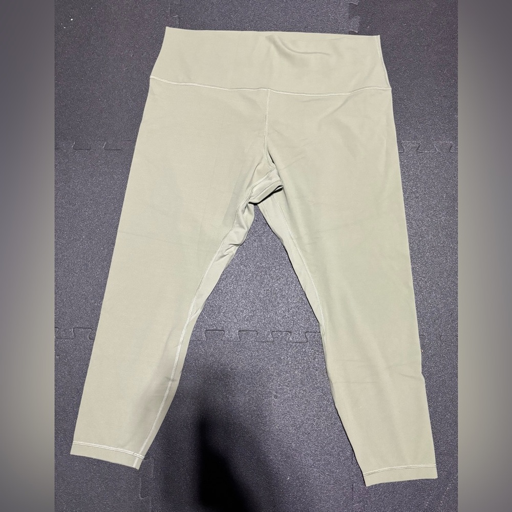 Women’s size 18 “Like New” lululemon capris (green)